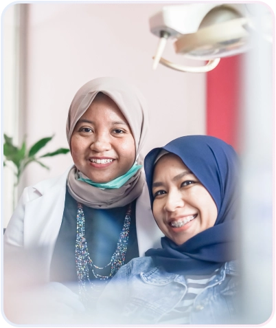 Contact 1 "Dokter gigi muslimah profesional tersenyum menawarkan konsultasi gratis untuk senyum lebih berani"