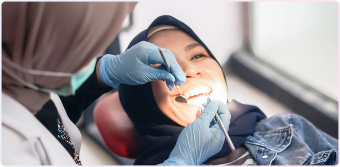 Bleaching Gigi 6 Pasien tersenyum saat pemeriksaan gigi di klinik Jakarta Selatan