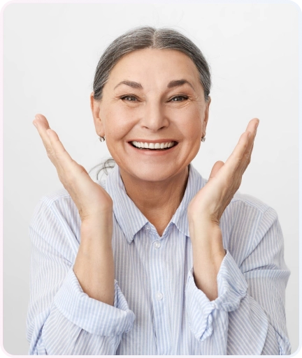 Implan Gigi 4 Wanita dewasa tersenyum bahagia dengan gigi yang sehat.