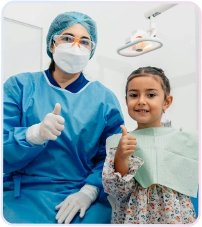 Gigi Anak 1 Dokter gigi anak dan pasien kecil mengacungkan jempol setelah perawatan gigi sukses di Klinik Dokter Adianti Jakarta Selatan