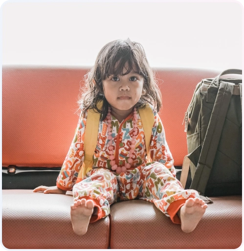 Gigi Anak 4 Anak perempuan kecil duduk di kursi tunggu klinik mengenakan pakaian berwarna cerah untuk perawatan gigi anak