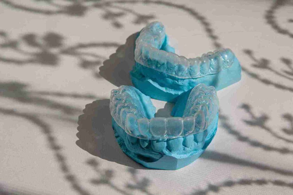 Mengetahui Clear Aligners OneSmile: Solusi Gigi Rapi Tanpa Behel 3 terdapat dua clear aligners untuk merapikan gigi