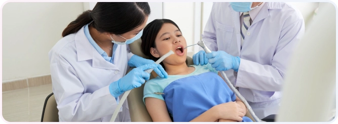 Gigi Anak 6 Dua dokter gigi merawat pasien anak perempuan di kursi dental