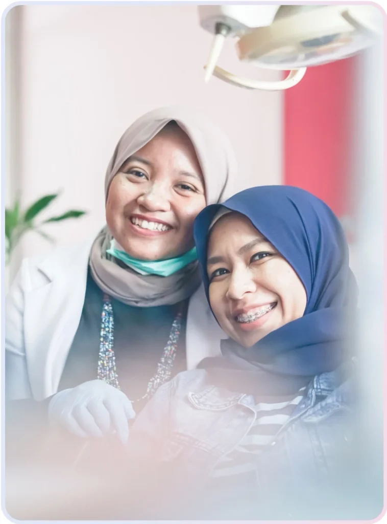 About 5 Drg. Adianti bersama pasien yang tersenyum setelah perawatan gigi di Jakarta Selatan