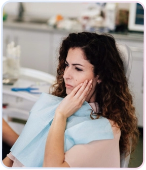 Wanita Mengalami Sakit Gigi di Klinik Gigi