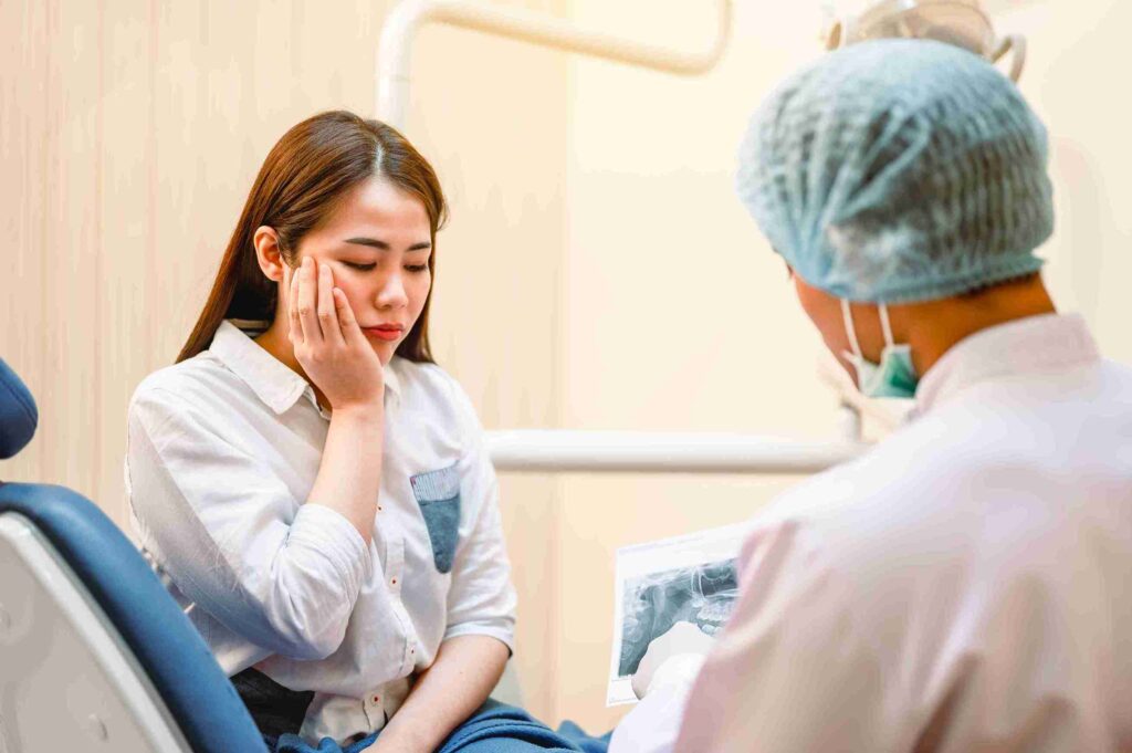 Penyebab dan Cara Mengatasi Gigi Ngilu Menurut Dokter Gigi